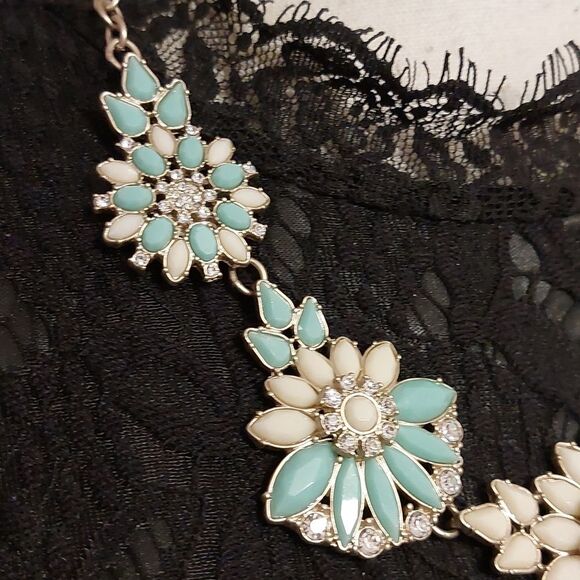 Talbots Mint Green and Cream Flower Motif Statement Necklace - Picture 4 of 8